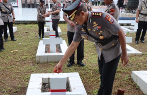 Polda Papua Tengah Gelar Ziarah ke Taman Makam Pahlawan Sambut Hari Bhayangkara ke-79