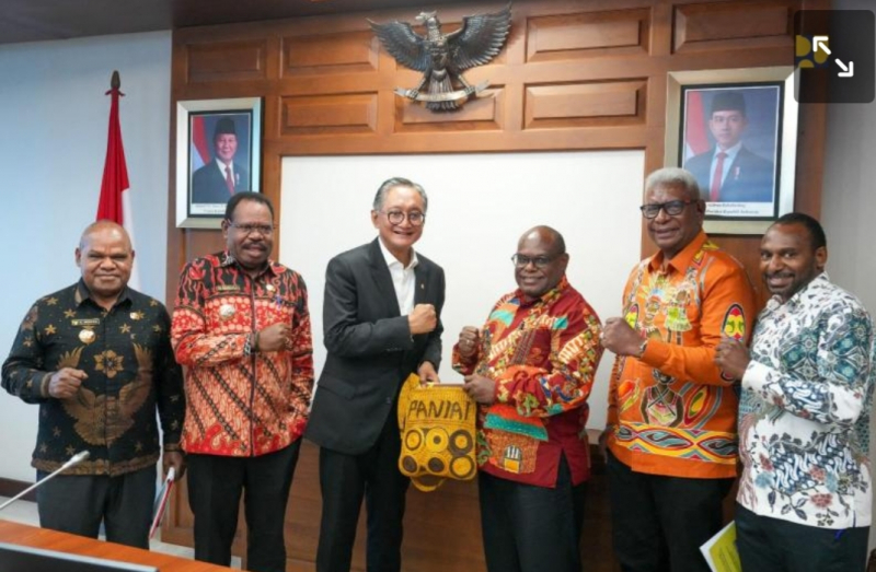 Menteri Pekerjaan Umum (PU) Dody Hanggodo menerima audiensi Gubernur Papua Tengah Meki Nawipa beserta sejumlah kepala daerah dari Kabupaten Manokwari, Waropen, Asmat, Nabire, Pegunungan Bintang, Mimika, Puncak Jaya, dan Paniai. (Foto : humas)