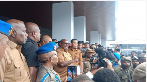Gubernur Papua Tengah Temui Pencaker Kode R, Minta Ikuti Prosedur Penyelesaian