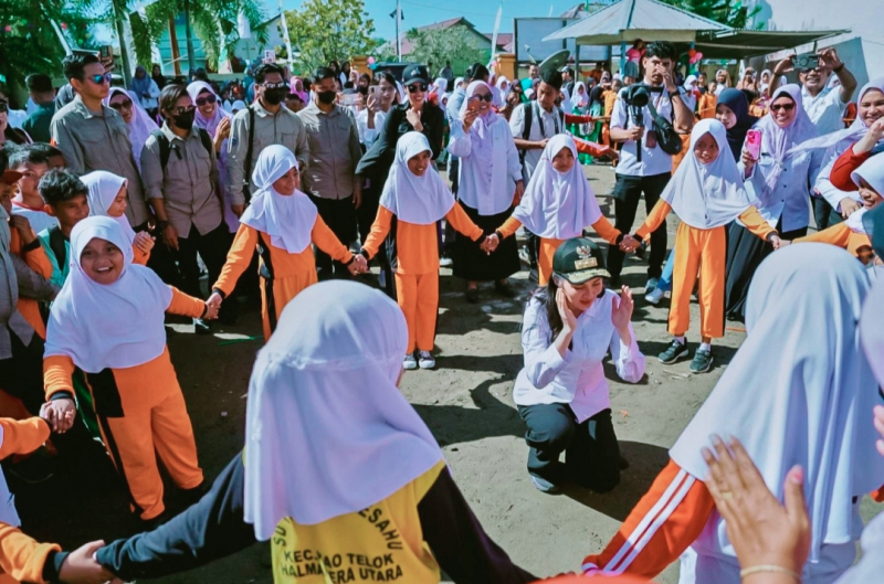 Gubernur Maluku Utara Sherly Tjoanda bermain bersama anak-anak. foto : humas