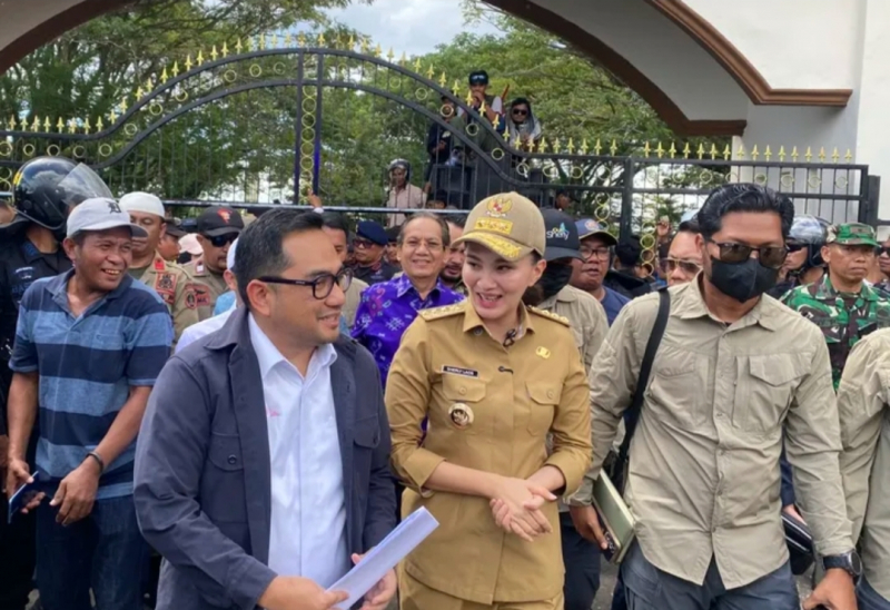 Ketua Komisi II DPR RI Rifqinizamy dan Gubernur Maluku Utara Sherly Tjoanda Laos usai menemui masa aksi unjuk rasa rerkait DOB Sofifi di depan Kantor DPRD Maluku Utara/Senin, 28 Juli 2025