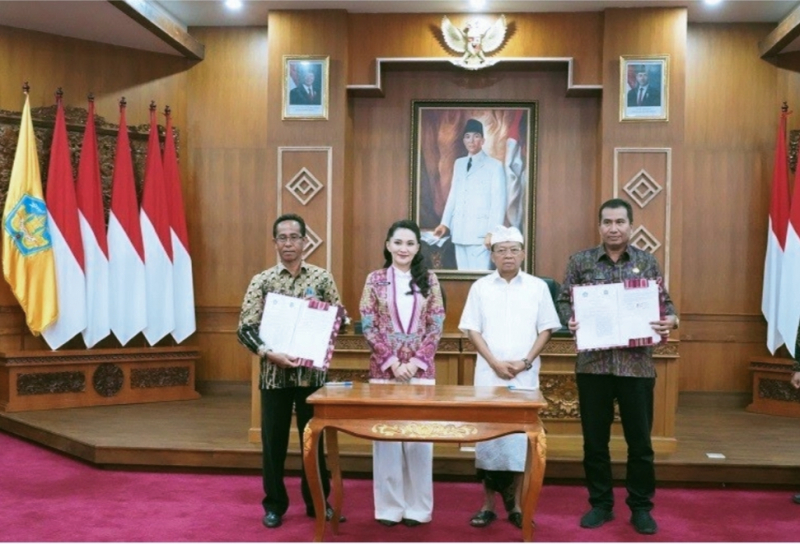 Gubernur Bali Wayan Koster dan Gubernur Maluku Utara Sherly Tjoanda Laos menandatangani kesepakatan bersama.

