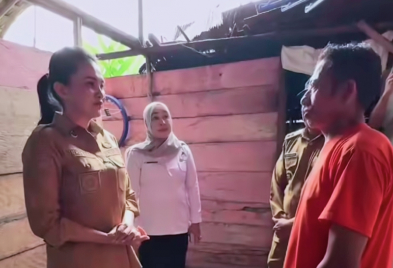 Gubernur Maluku Utara Sherly Tjoanda Saat Melihat Rumah Warga Yang Tak Layak Huni. 