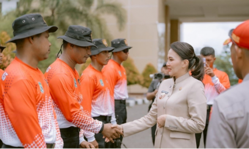 Gubernur Sherly Tjoanda, menemui calon anggota Paskibraka yang sedang mengikuti Diklat di halaman kantor gubernur, Sofifi, Kamis (7/8/2025).


