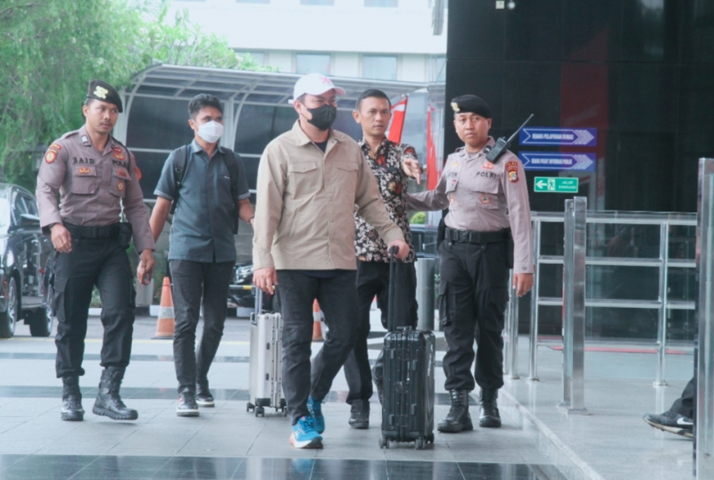 Bupati Kolaka Timur, Abdul Azis saat tiba di gedung Merah Putih KPK.