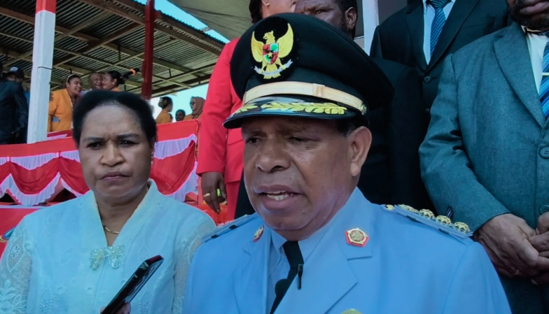 Bupati Yalimo, Dr. Nahor Nekwek, S.Pd, MM didampingi istri saat memberikan keterangan