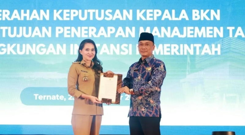 Gubernur Maluku Utara, Sherly Tjoanda Laos saat menerima penghargaan dari Kepala BKN Prof. Zudan Arif Fakruloh terkait penerapan manajeman talenta ASN. 