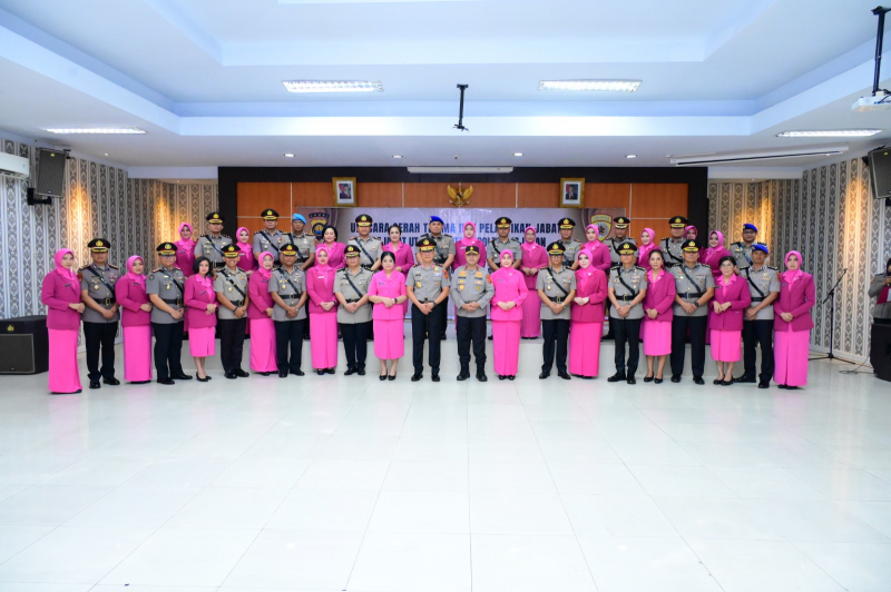 Kapolda Jambi Irjen Pol. Krisno H. Siregar memimpin serah terima jabatan (sertijab) sejumlah Pejabat Utama (PJU) Polda Jambi serta Kapolres jajaran, Jumat (9/1/2026