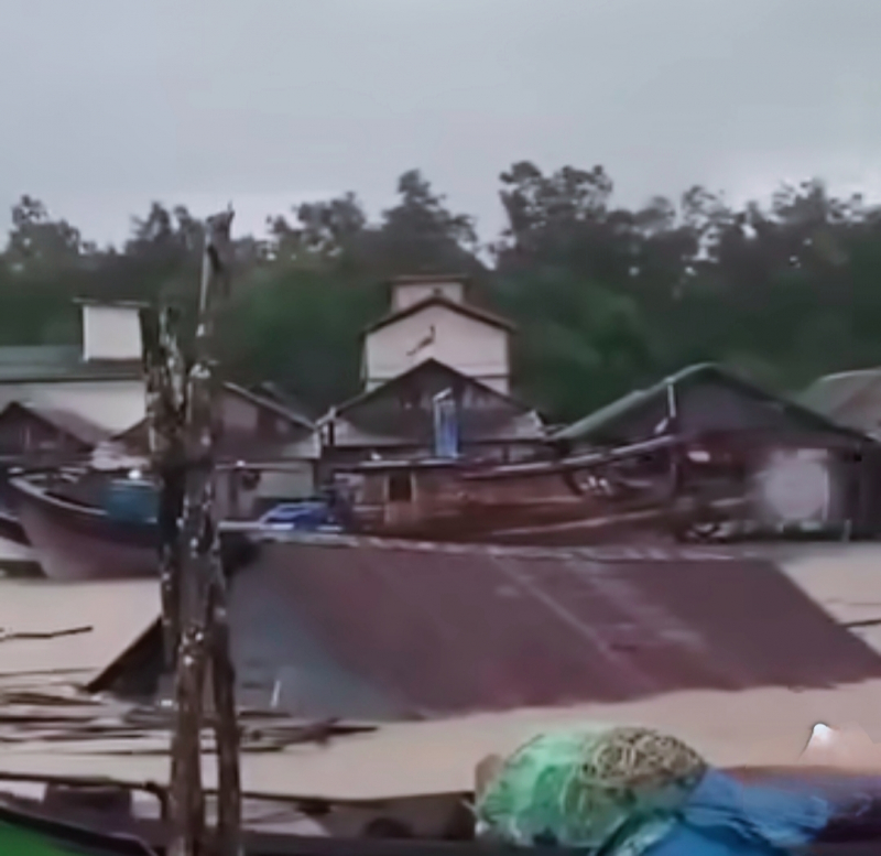 Rumah Warga Desa Kuala Simbur, Tanjab Timur Hanyut Dibawa Arus Air Pasang