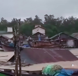 Tanjung Jabung Timur Berduka, Rumah Warga Kuala Simbur di Muara Sabak Timur Hanyut Diterjang Air Pasang