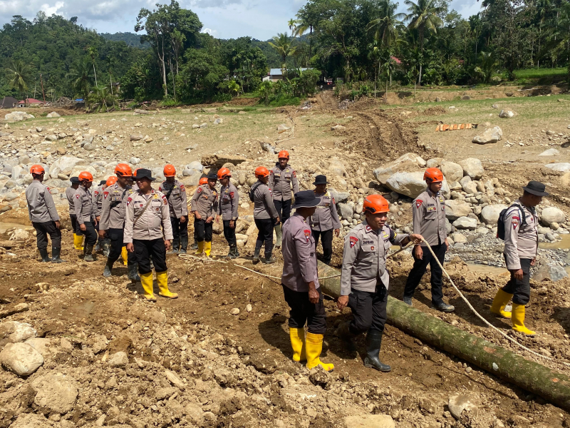 Satbrimob Polda Jambi turut ambil bagian dalam misi kemanusiaan Polri untuk membantu masyarakat terdampak bencana alam di wilayah hukum Polda Sumatera Barat. 