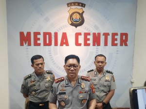 Polri Gerak Cepat Evakuasi Kecelakaan Kerja Masyarakat Yang Tertimbun Longsor