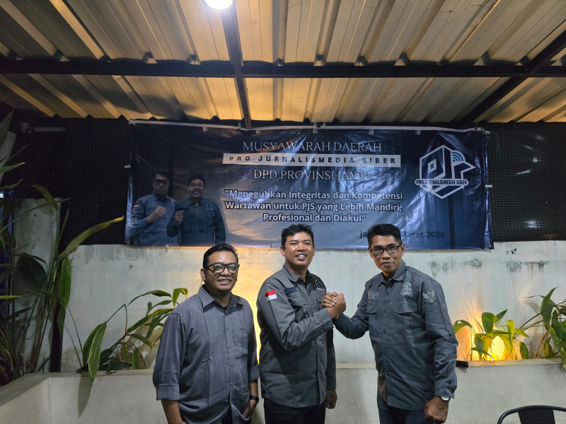 Wali Kota Jambi, Dr. dr. H. Maulana, M.K.M, menyerahkan secara simbolis bantuan akses wifi gratis