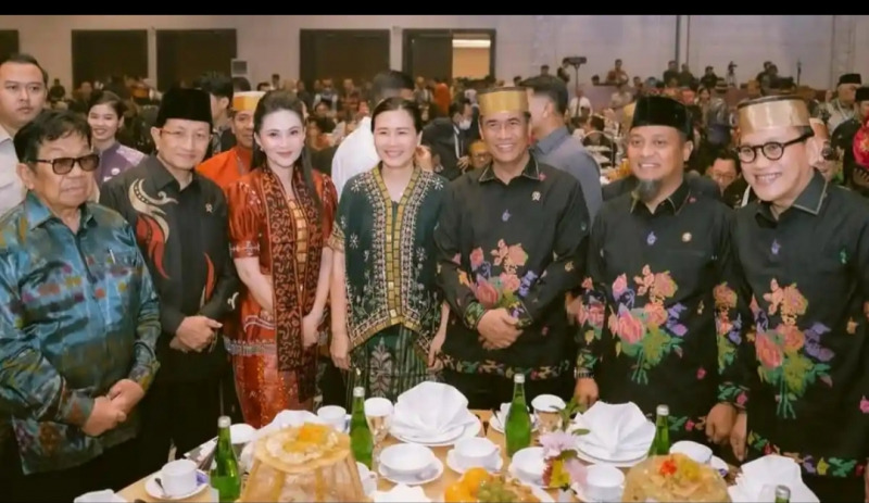 Gubernur Maluku Utara Sherly Laos (ketiga dari kiri) pada acara pertemuan Saudagar Bugis Makassar ke 26 di Makassar, Sulawesi Selatan.