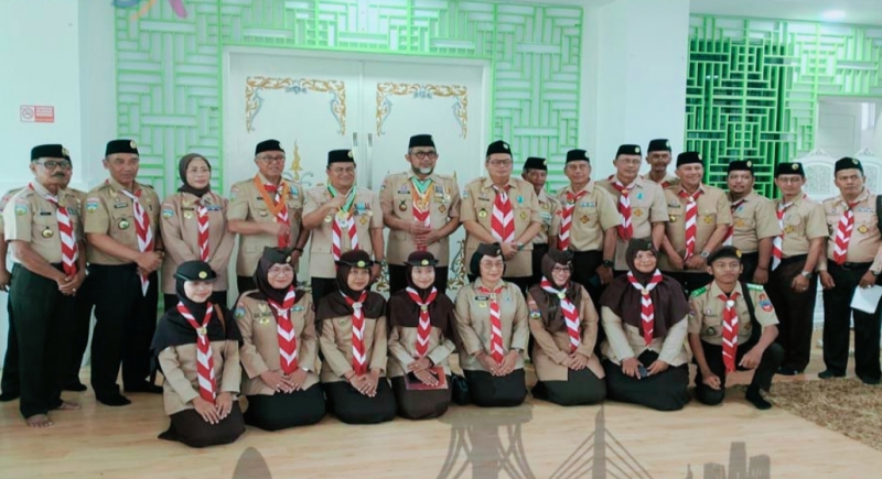 Walikota Jambi Maulana foto bersama usai menerima penghargaan 
