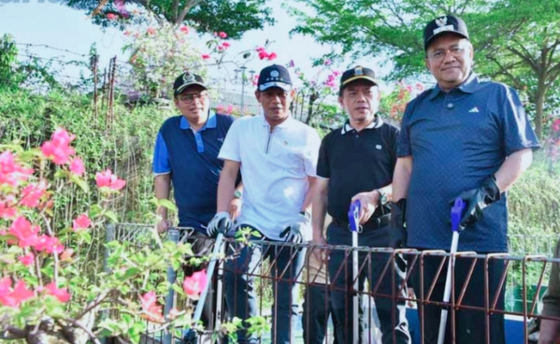 Walikota Jambi Maulana Saat Dampingi Menteri LH  RI, Dr. Hanif Faisol Nurofiq dalam aksi gotong royong massal 