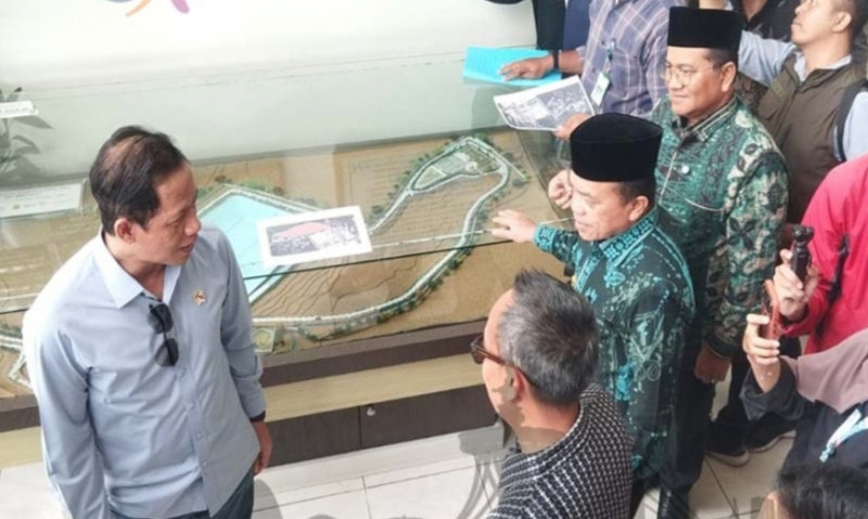 Walikota Jambi Maulana Saat Mendampingi Menteri LH Berkunjung ke TPA Talang Gulo