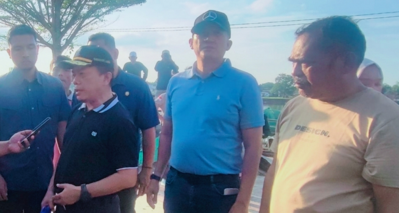 Gubernur Jambi Al Haris Saat Menghadiri Kegiatan Gotong Royong di Danau Sipin, (12/4/2026)