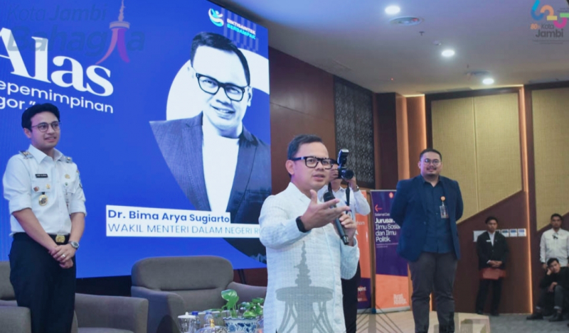 Wakil Menteri Dalam Negeri (Wamendagri) RI, Bima Arya Sugiarto, saat membedah buku karyanya berjudul “Babad Alas” di Gedung UNIFAC Lantai 1 Universitas Jambi (Unja), Rabu (15/4/2026).