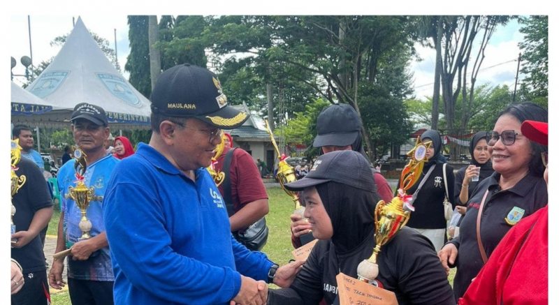 Walikota Jambi Serahkan Hadiah Kepada Pemenang. 