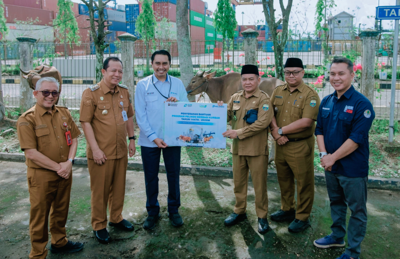 General Manager PT Pelabuhan Indonesia (Persero) Regional 2 Jambi, Febrianto Zenny Sulistyo Hari Murti Menyerahkan Hewan Kurban kepada Pemkab Muaro Jambi 