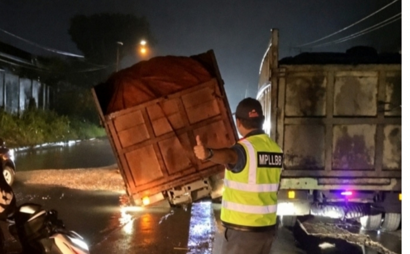 Cuaca Buruk Picu Kemacetan di Jalan Baru, Satgas MPLLBB Turun Tangan Atur Lalu Lintas
