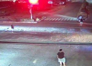 Tiga Pemuda Berdiri di Tengah Jalan Simpang Pal 10, Pengguna Jalan Khawatir Keselamatan