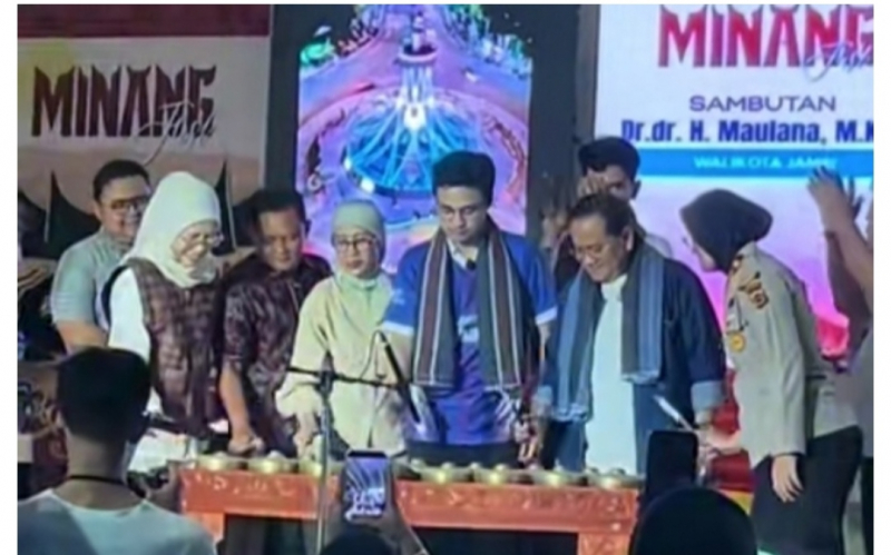 Wali Kota Jambi Maulana bersama Wakil Wali Kota Jambi Diza Hazra Aljosha buka Minang Market Festival 2026, Kamis (4/6/2026).