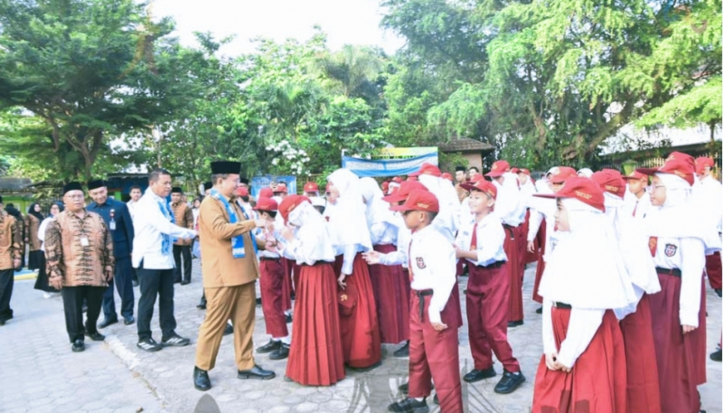 Wali Kota Jambi, Dr. dr. H. Maulana, M.K.M mengantarkan langsung anaknya ke SD Islam Al-Falah 2, Senin (13/7/2026).