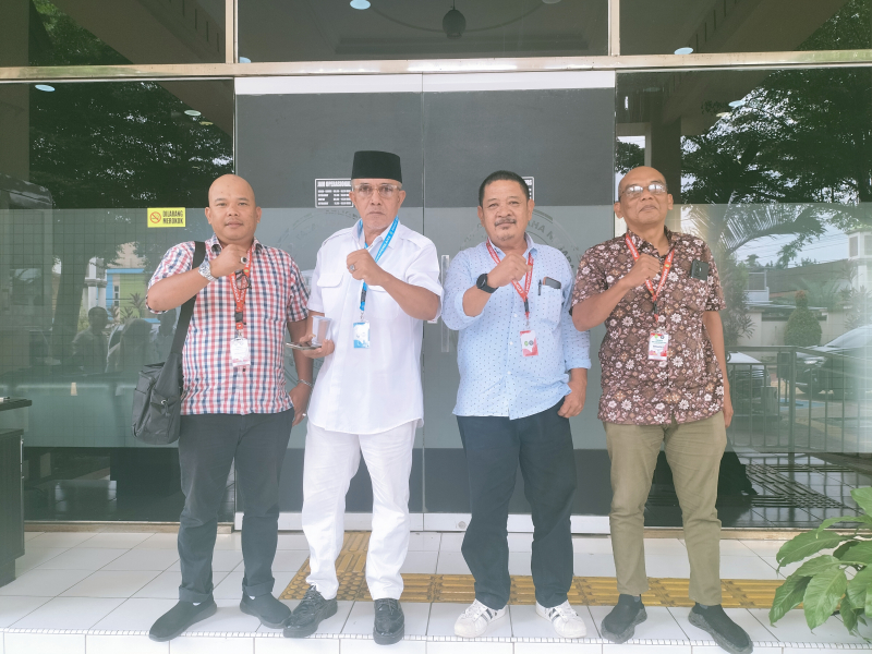 Kuasa Hukum Penggugat dari LBH Siginjai, Yuskandar,SH didampingi Prinsipal Deddy  dan  Syafril. foto : arungnews.com
