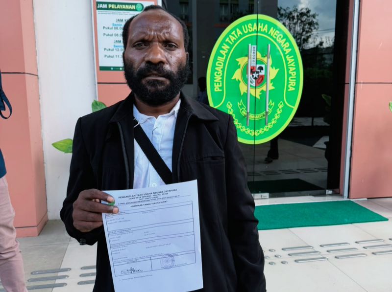 Simon Gobai Saat Mendatangi  Pengadilan TUN Jayapura