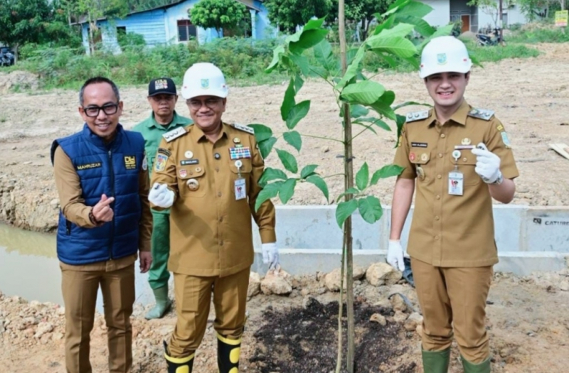 Walikota Jambi dan Wakil Walikota Jambi Saat Penanaman Pohon 