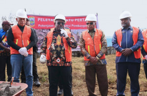 Gubernur Meki Nawipa Letakkan Batu Pertama Sekolah Asrama di Kago, Puncak