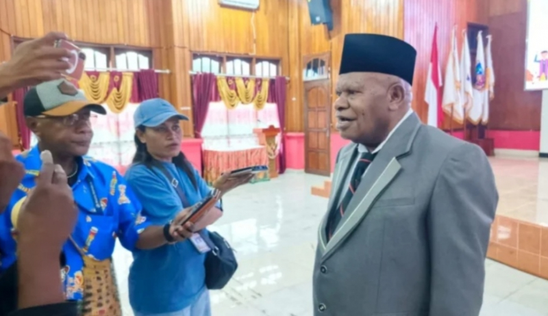 Ketua Forum Kerukunan Umat Beragama (FKUB) Papua Tengah, Drs. Ignatius Robertus Adii, M.MPd., saat memberi keterangan kepada awak media.
