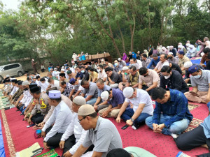 PT Bumi Persada Permai Gelar Salat Istisqa, Santuni 44 Anak Yatim Piatu di Tengah Ancaman Karhutla