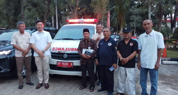 Anggota DPRD Provinsi Kepulauan Riau (Kepri), Suhadi, dari Partai NasDem foto bersama dengan BMKJ Batam usai menyerahkan bantuan ambulans. 